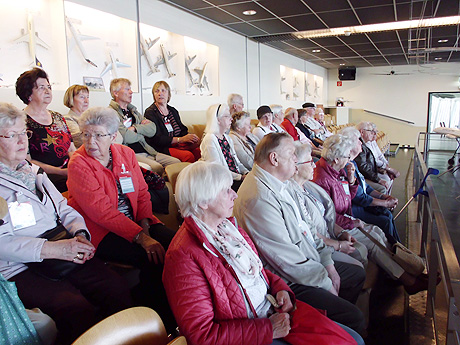 Modellschau und Tour im Flughafen