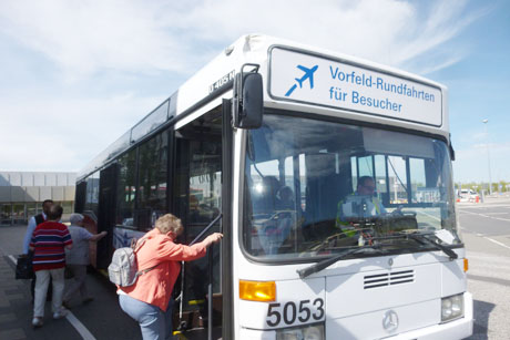 Modellschau und Tour im Flughafen