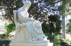 Ringen um eine Marmorskulptur