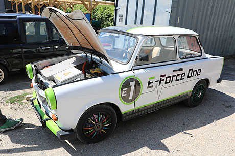 Knatternde Ostalgie am Checkpoint Charlie