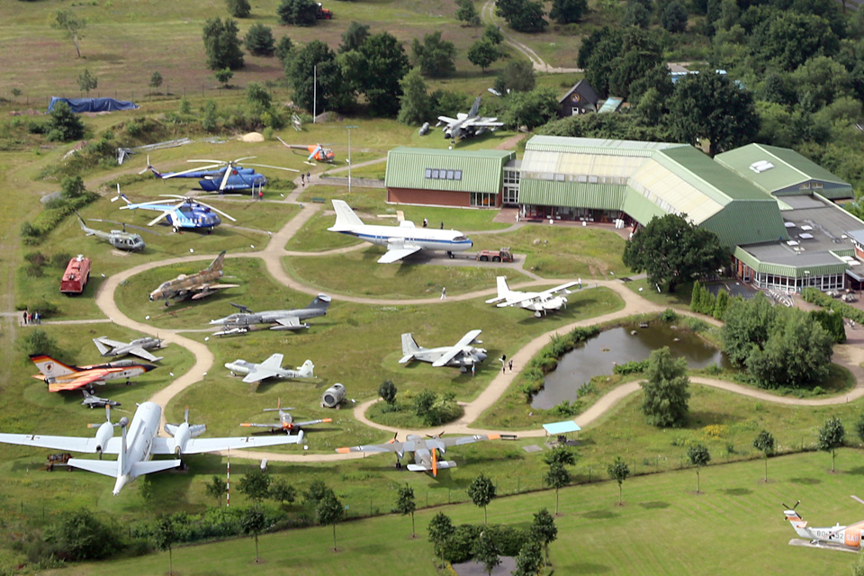Luftschiffe, Flugzeuge und Hubschrauber im Aeronauticum