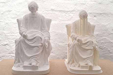 Ringen um eine Marmorskulptur