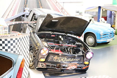 Knatternde Ostalgie am Checkpoint Charlie