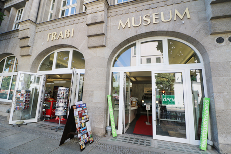 Knatternde Ostalgie am Checkpoint Charlie