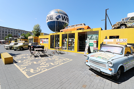 Knatternde Ostalgie am Checkpoint Charlie