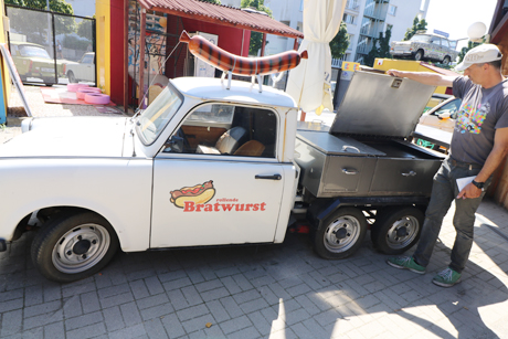 Knatternde Ostalgie am Checkpoint Charlie