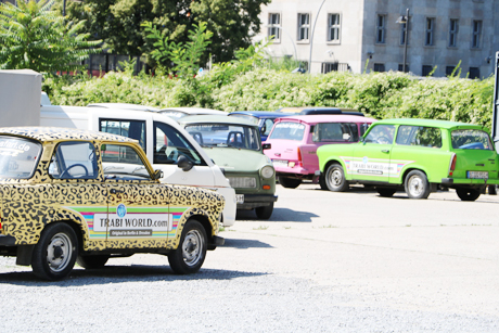 Knatternde Ostalgie am Checkpoint Charlie