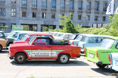 Knatternde Ostalgie am Checkpoint Charlie