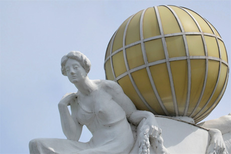 Auf welchem Gebäude thront diese Weltkugel?