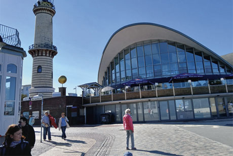 Alter Leuchtturm mit Restaurant Teepott, Foto: (c) Bernd Ricanek