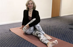 Yogalehrerin Katja Bothe beim mittäglichen Yoga