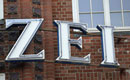 Die drei Buchstaben zieren ein weltberühmtes Gebäude in einem Hamburger Amüsierviertel. Wie heißt es?