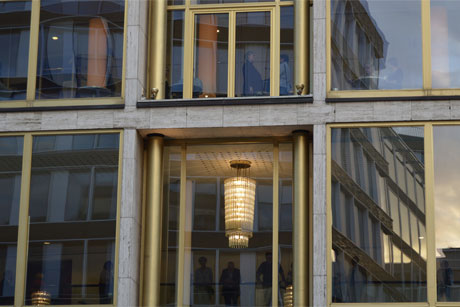 Welcher Musentempel befindet sich hinter dieser Glasfassade?