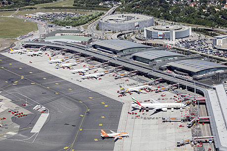 Luftaufnahme des Flughafens in einem normalen Betriebsjahr, Foto: (c) Mpenner