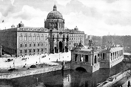 Westflügel an der Schloßfreiheit mit dem Kaiser-Wilhelm- Nationaldenkmal, um 1900