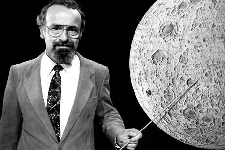 Prof. Erich Übelacker in einer seiner wissenschaftlichen Sendungen über den Mond beim NDR im Jahr 1987, Foto (c) NDR
