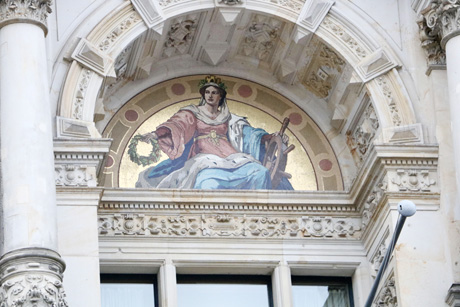 Das Mosaik der Schutzpatronin Hammonia über dem Rathausbalkon
