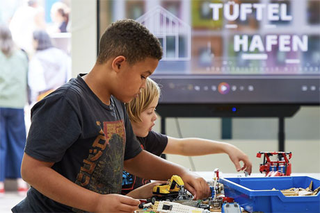 Sch&uuml;lerinnen und Sch&uuml;ler experimentien, Foto: (c) Philine Hamann, Beh&ouml;rde f&uuml;r Schule, Familie und Berufsbil