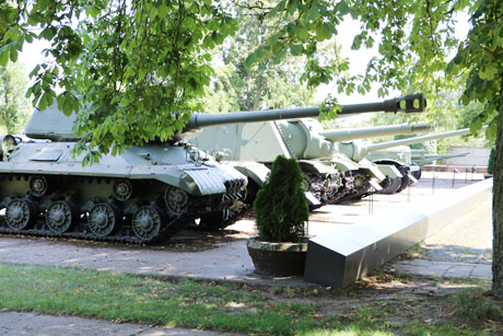 Außengelände mit vielen ausgestellten Panzern und Militärfahrzeugen