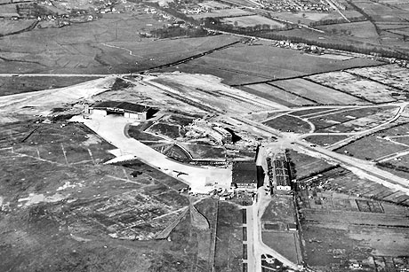 Das ehemalige erste Terminal 1929 (Bildmitte) aus der Luft gesehen, Foto: (c) Gburucker