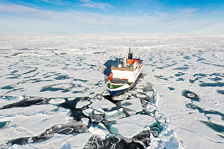 Das deutsche Forschungsschiff 'Polarstern' in der zentralen Arktis im Jahr 2015, Foto: (c) Mario Hoppmann