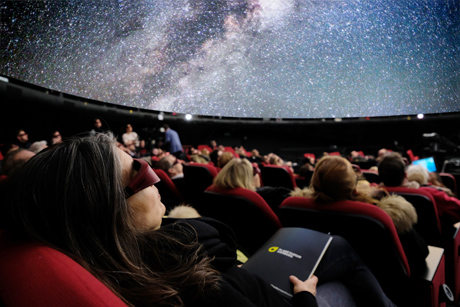 Publikum mit 3D-Brillen unter der großen Sternenkuppel, Foto (c) Fotografenwerk Hamburg