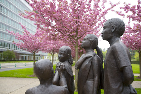 Vor dem Hauptsitz der WHO erinnert eine Bronzestatue an den 30. Jahrestag der Ausrottung der Pocken. Foto: (c) WHO / C. Black