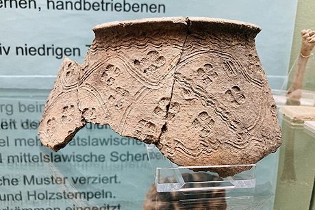 Funde aus der Ausgrabung Olsborg: Keramiken und Kammfragmente der Obodriten aus der Ausstellung im Museum des Kreises Plön