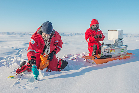 Dr. Marco Zanatta und Nora Fried sammeln Schnee für Ruß- und Strahlungsmessungen, Foto: AWI/Esther Horvath