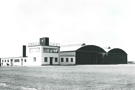 Abfertigungshalle und Halle des Flugplatzes Altona-Bahrenfeld zwischen 1934 und 1939, Foto: (c) Staatsarchiv Hamburg