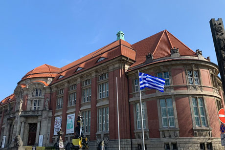 Das Museum am Rothenbaum (MARKK) hisste anlässlich des 200. Jahrestags der griechischen Revolution die griechische Flagge