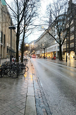 Menschenleere Mönkebergstraße während des zweiten Lockdowns