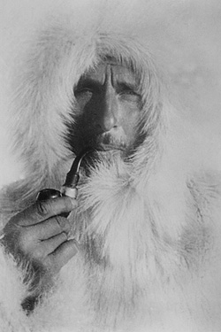 Alfred Wegener mit Pelzmütze bei seiner letzten Expedition nach Grönland im Jahr 1930. Foto: (c) AWI