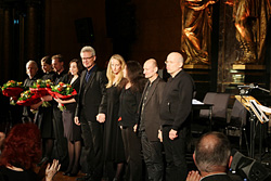 Michael Batz mit Schauspielerinnen und Schauspielern bei der szenischen Lesung im Rathaus. Foto: Samira Aikas