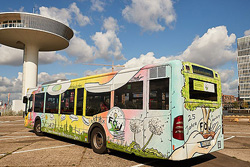 Der Künstler Kai Teschner und die FÖJlerinnen und FÖJler entwarfen gemeinsam das Design des Busses, der nun für das Freiwillige Ökologische Jahr wirbt. Foto:  BUKEA