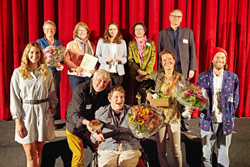 Senatorin Leonhard (oben Mitte) mit den Preisträgerinnen, Preisträgern und Jurymitgliedern des Annemarie-Dose-Preises 2021, Foto:  Sozialbehörde, Fotografin: Julia Franklin Briggs, www.briggs.photo