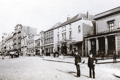 Spielbudenplatz um 1889 inklusive Polizei-Bezirks-Geb&auml;ude, Foto: (c) Museum f&uuml;r Hamburgische Geschichte/Jan Philipp K